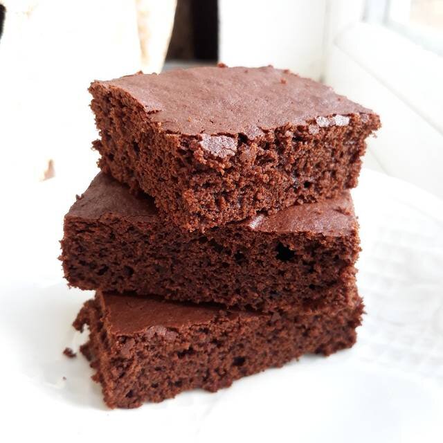 Брауни - это очень шоколадный десерт американской кухни. В этом десерте многое зависит от качества шоколада. А запах брауни разносится по всему дому. 