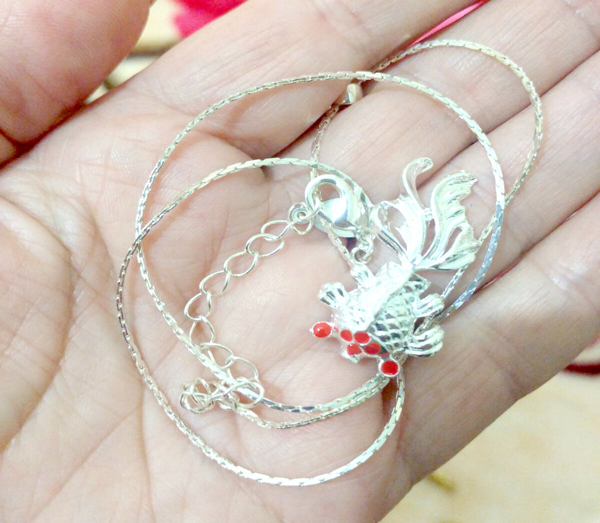 Белое золото. Я его не люблю и не понимаю. Только что блестит очень, а так...