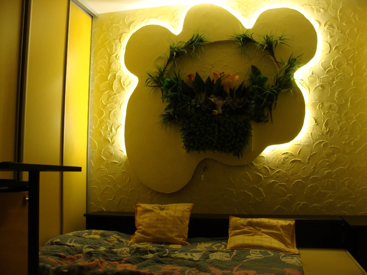 Контурная линия из тумб-трансформеров вдоль стены и  спального места от дизайн-студии "Красные маки"  и светильник с искусственными растениями