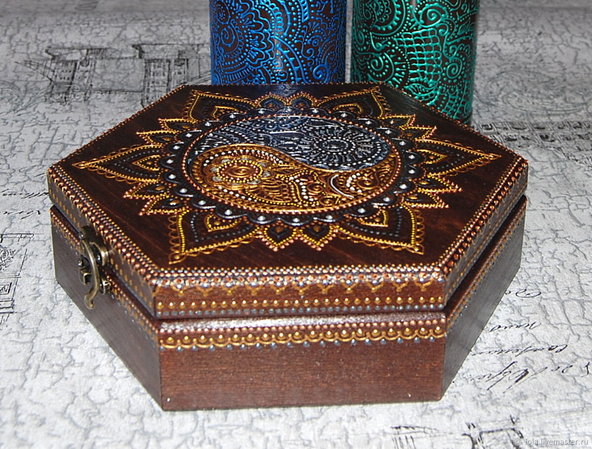 https://www.livemaster.ru/item/34770074-dlya-doma-i-interera-derevyannaya-shkatulka-s-ruchnoj-tochech