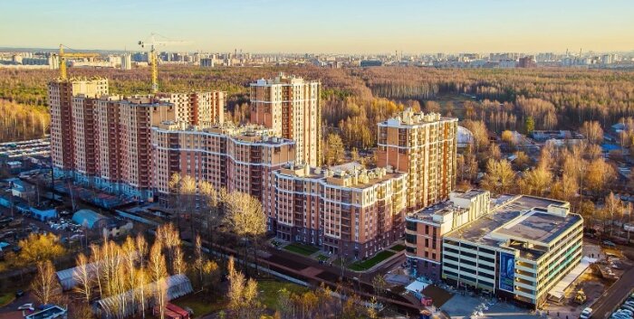 Новый жилой фонд представлен как высотными комплексами, так и малоэтажными строениями и коттеджными поселками, расположенными на берегах водоемов.