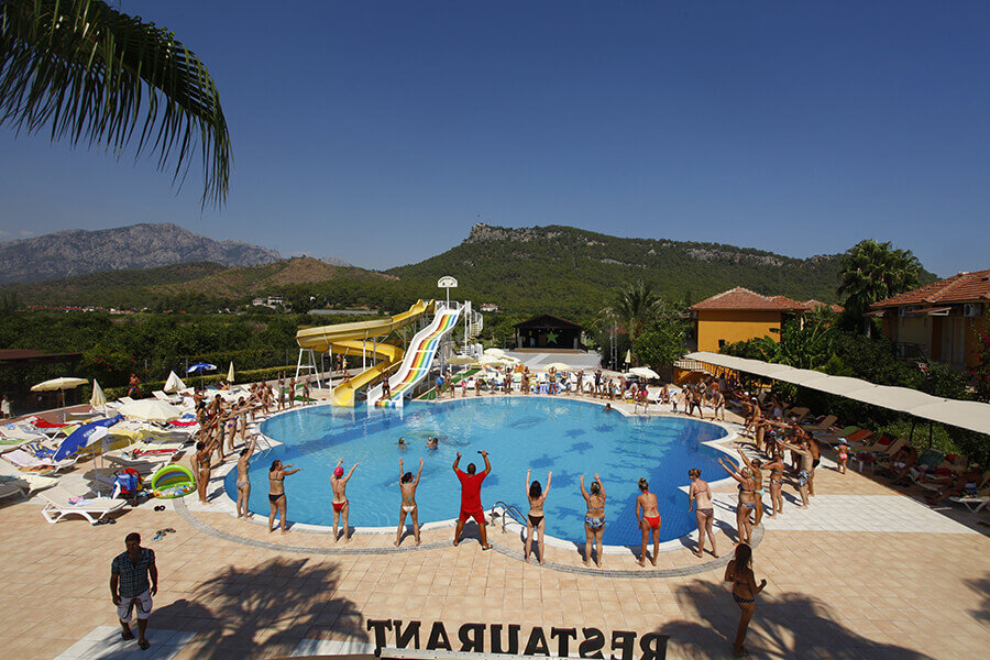 Бассейн и водные горки отеля Seker Resort