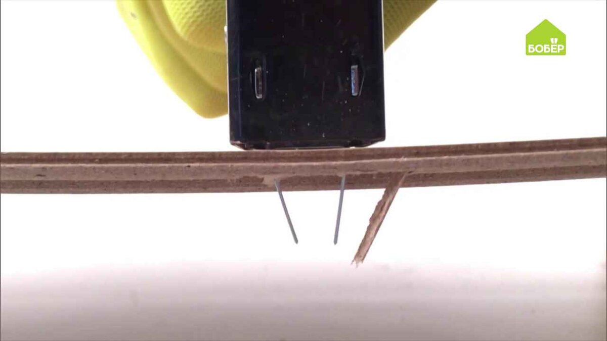 Подготовьте инструмент к эксплуатации:установите скобы — подберите длину скоб от 4 до 14 мм в зависимости от материала;
отрегулируйте силу удара — чем длиннее скоба, тем сильнее удар;
снимите степлер с предохранителя.
