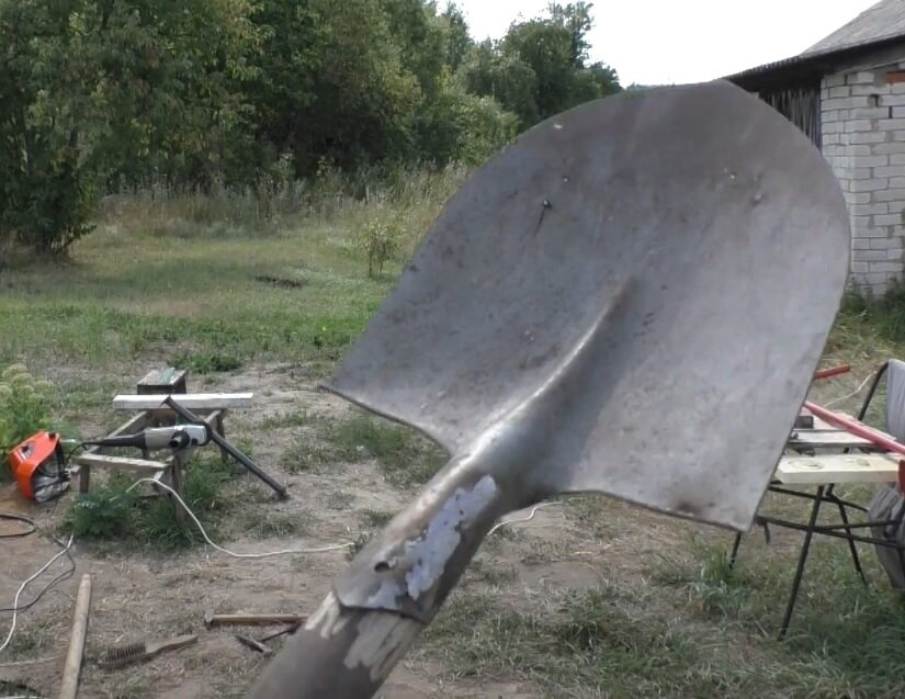 После починки лопата ещё послужит на пользу дела при посадке деревьев, копке ям и траншей.