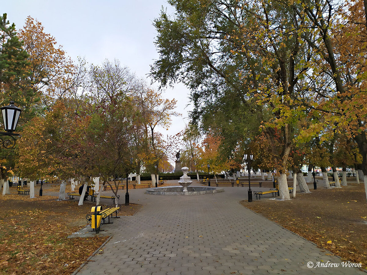 Один из фонтанов в сквере