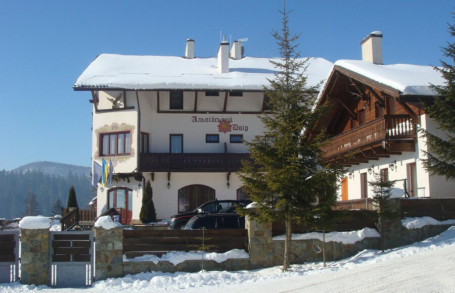 Ул защитников кавказа красная поляна альпийский двор. Горный двор. Альпийский двор красная поляна. Отель альпийский двор красная поляна. Особняк в карпатах.