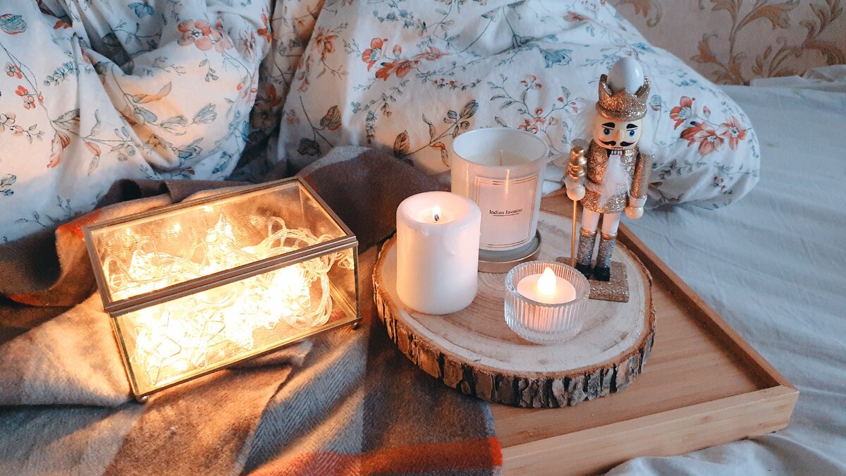 Шкатулка, гирлянда, ароматическая свеча и фигурка Фикс прайс