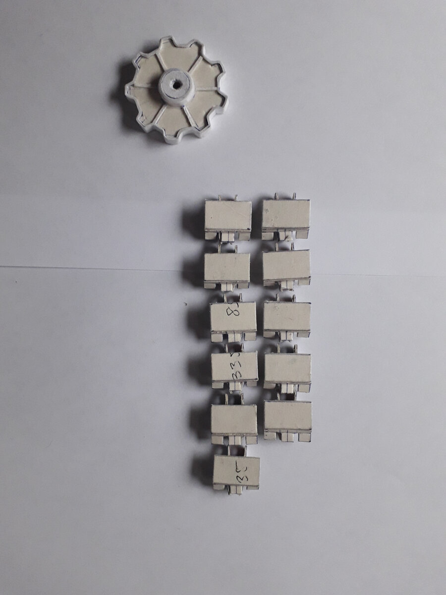 Гусеничные траки и ведущее колесо. Пока что вот так мало...