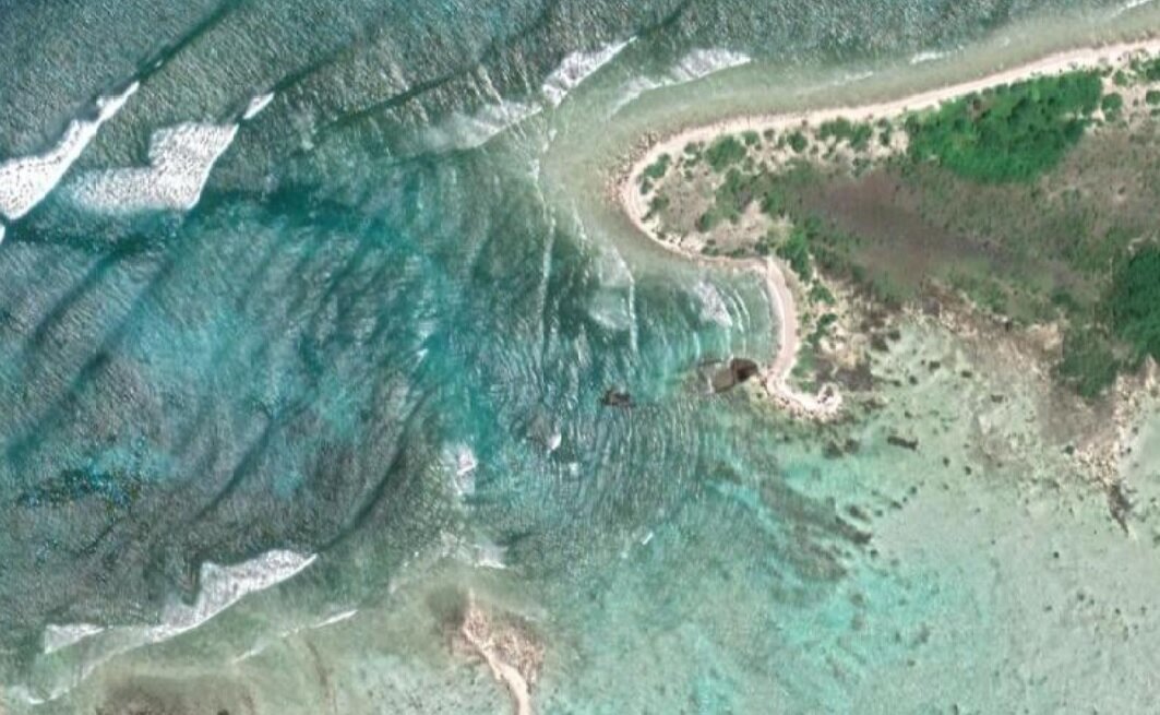 Экипаж грузового корабля пережил нападение 50 дикарей с острова, которые убили миссионера из США