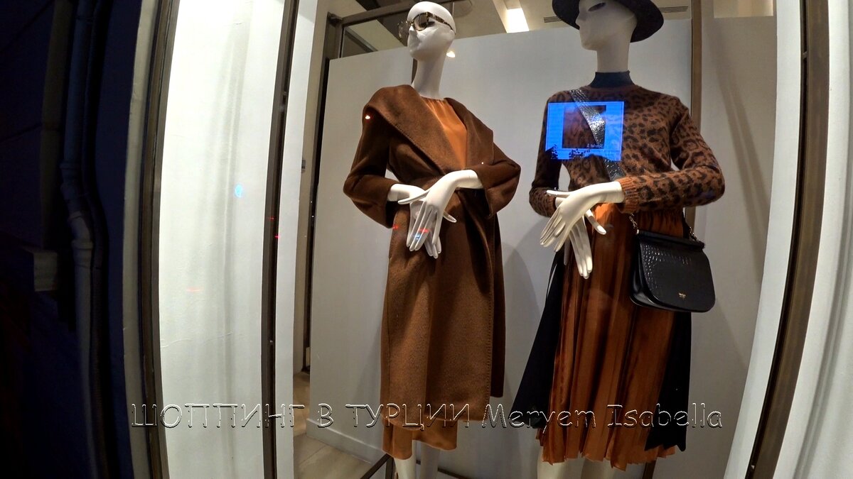 Пальто 17995 лир, 175866 рублей. Блуза 4699 лир, 45923 рубля. Очки 2485 лир, 24255 рублей.