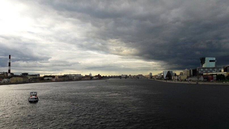 Вид на Малую Охту с моста Александра Невского