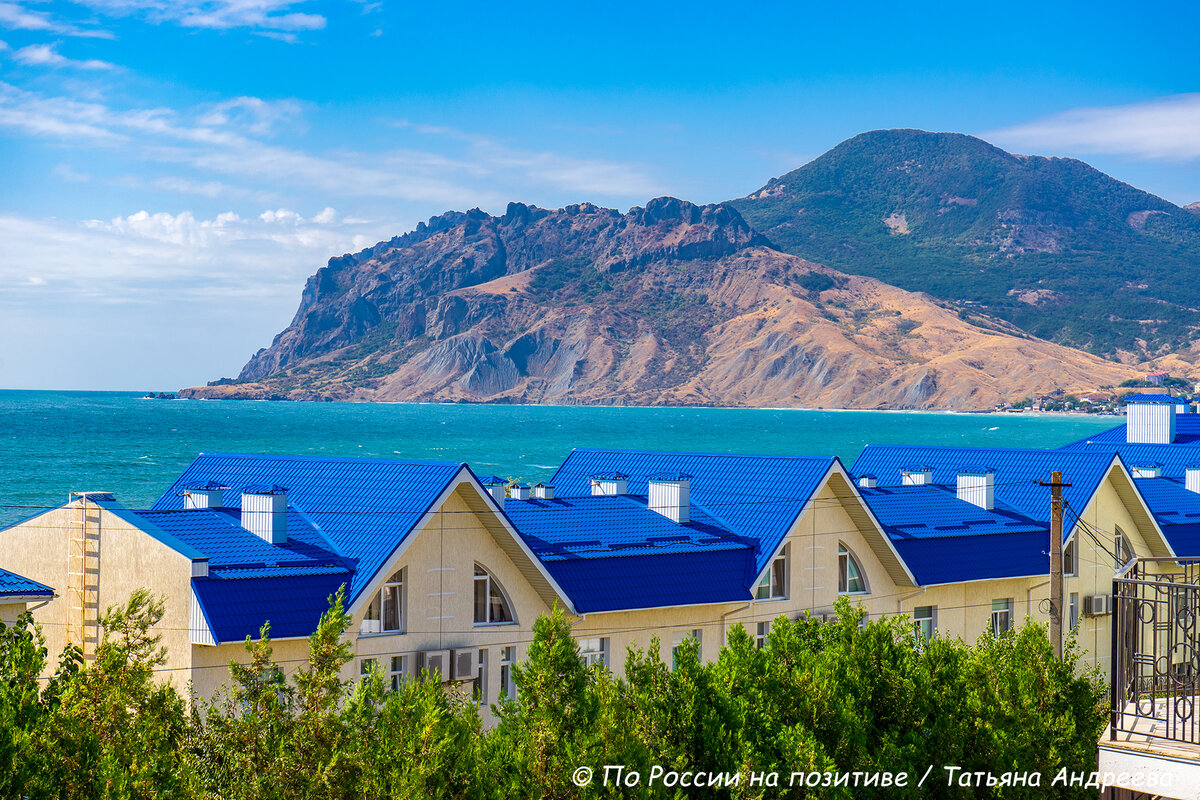 Вид на Карадаг с балкона апарт-отеля