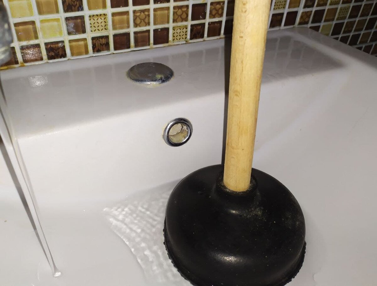 Вантуз нам больше не нужен, потому что мы теперь не выливаем в раковину то, что лить в нее нельзя