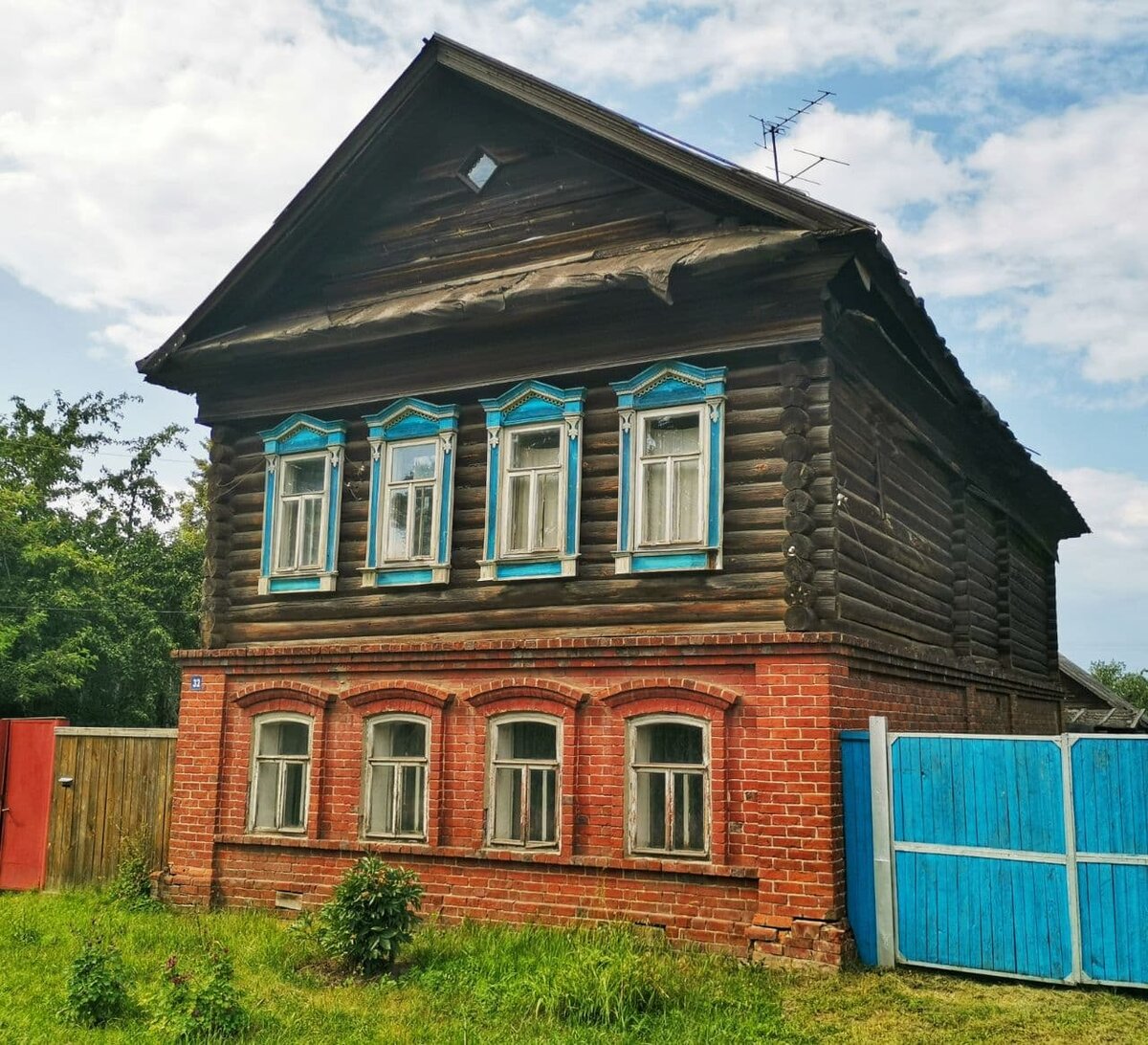 Посёлок со своим собственным замком, резными наличниками, морем черники, среди лесов, полей и озёр.