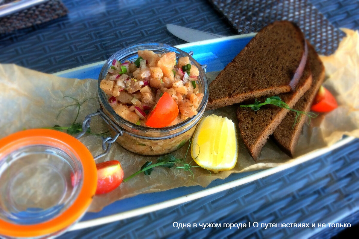 Порция местного деликатеса, рубанины из пеламиды, в топовом туристическом месте - ресторане "Lastadie" обойдётся вам в 370 рублей.