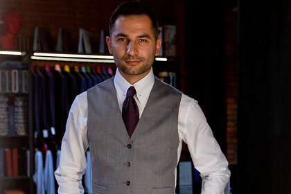 Позже Айрапетов уточнил, что 150 тысяч рублей он получает только за разбор гардероба Киркорова. Помимо этого, он занимается стилизацией его выходов, обучением персонала бутиков. Также стилист работает с блогером Давидом Манукяном и занимается разработкой авторского курса по стилю. 
В августе стало известно о бриллиантах за пять миллионов рублей на зубах Филиппа Киркорова в новом клипе «Ролекс». О подробностях роскошного гардероба певца рассказал стилист Арсен Айрапетов. По его словам, во время съемок на Киркорове был серебристый пиджак Balmain, который произведен всего в двух экземплярах. Помимо этого, артист появлялся в кадре в одежде Louis Vuitton, а на его зубы были надеты бриллиантовые грилзы.