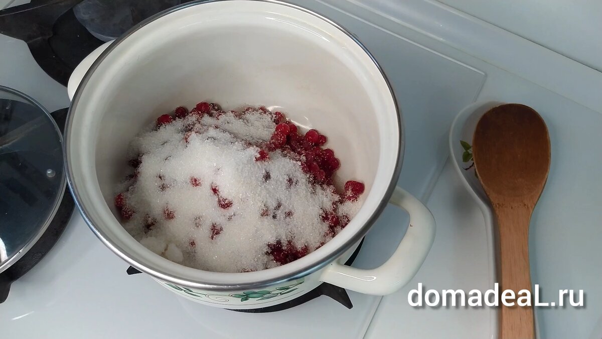 засыпаем сахаром и провариваем минут 20