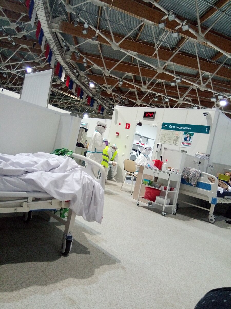 Пост медсестры,рядом стол с термосом