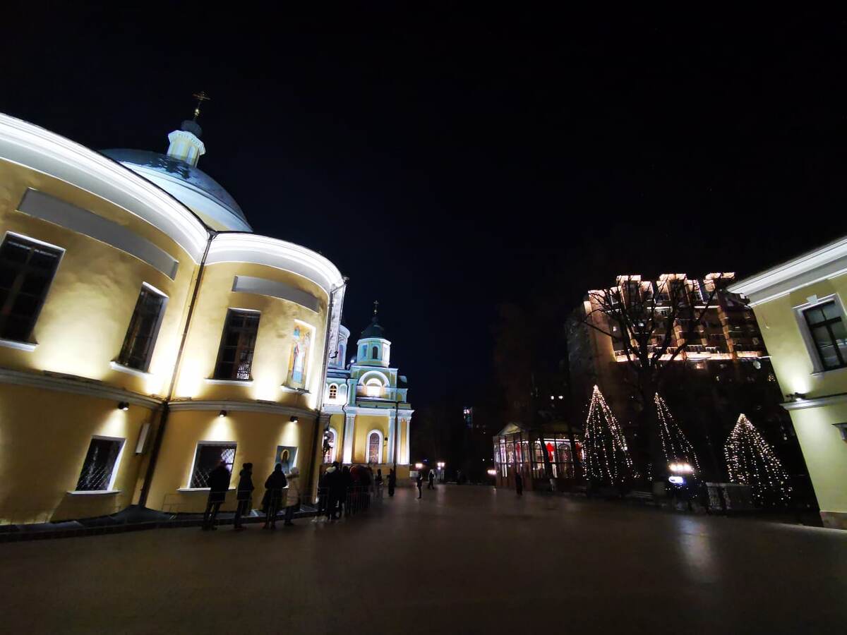 Небольшая группа на улице