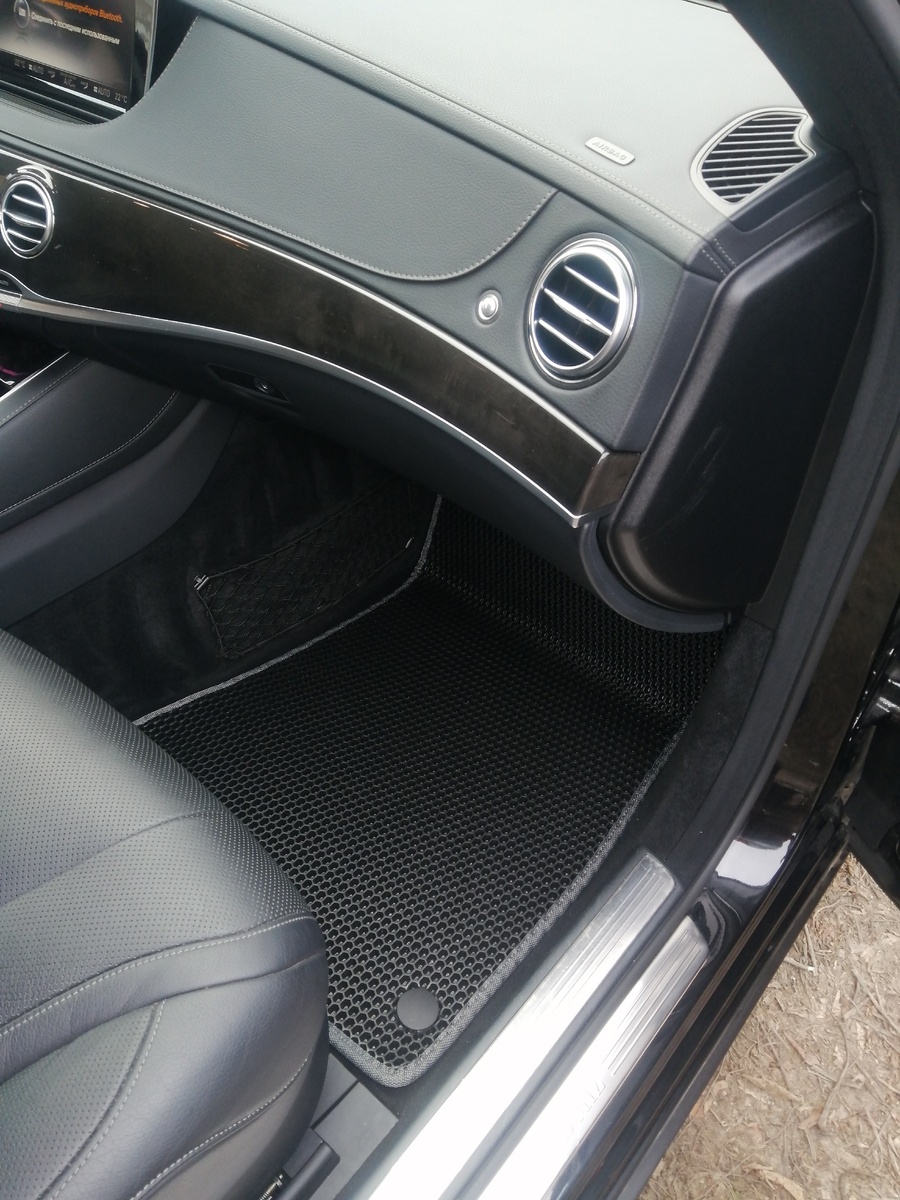 Большой плюс этого автомобиля - каждый коврик с креплением, в основном крепление автомобильными производителями  ставится два передних коврика. 