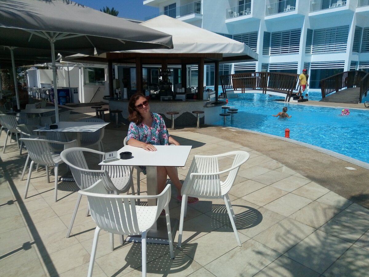 Из личного фото архива. Именно в этот период я смотрела каждое ее видео, так как в моей жизни был полный кошмар. А обратиться к психологу очно было невозможно: в селе их просто нет. Именно тогда жизнь и начала "поворачиваться ко мне лицом", в виде поездки на море... 