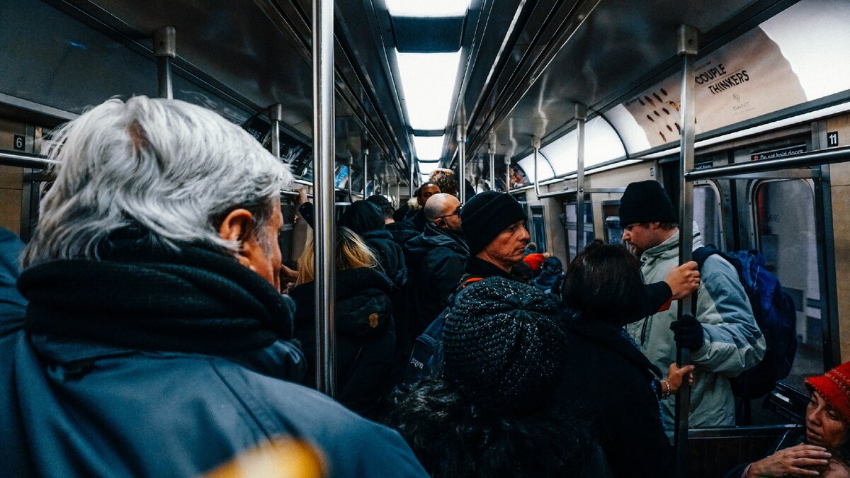 каждое утро сотни сонных и гневных лиц, это ли не счастье....нет((