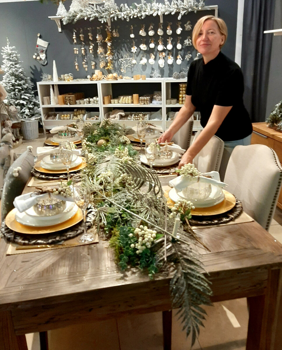 Рождественские праздники приближаются...
Наверняка, каждая хозяйка мечтает создать волшебную атмосферу в доме и по-особенному декорировать праздничный стол, за которым соберется вся семья.