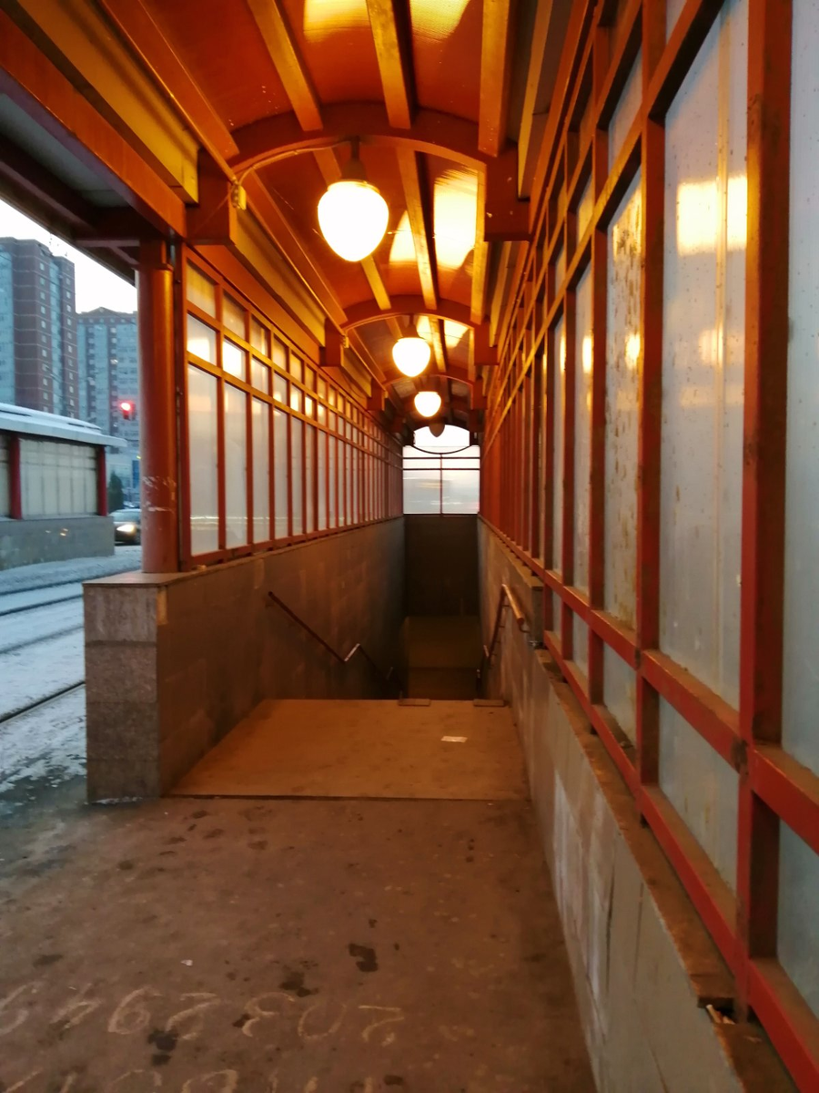 Трамвайная остановка рядом с парком