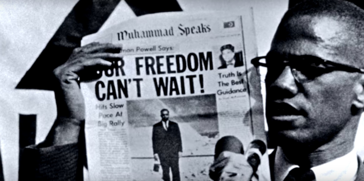 Негр смотрит на бумагу.