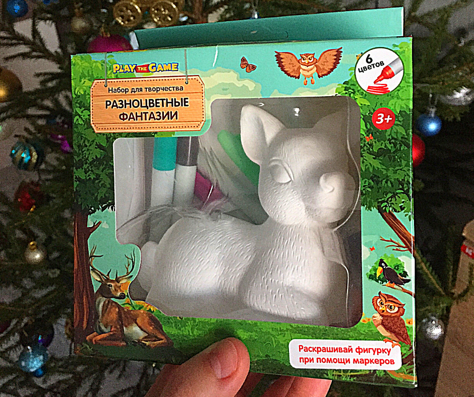 Фигурка оленя, в комплекте фломастеры, правда, всего 5 штук, да и цвета совсем не натуральные - помимо серого и коричневого - розовый, салатовый, желтый 🤪 какой радужный олень должен получиться 😂