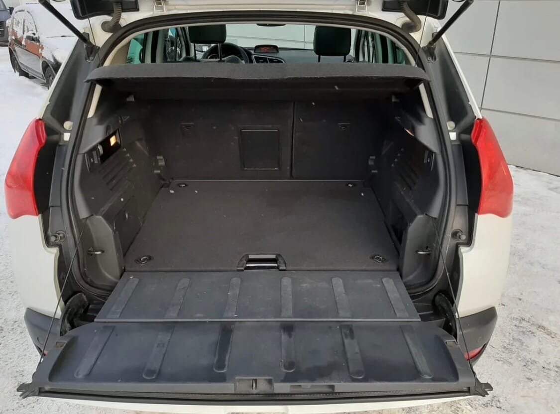 Габариты этого авто и правда впечатляют 4365 x 1837 x 1639мм, но не смотря на огромное пространство на заднем ряду - багажник его маловат, т.к. скошенная задняя дверь съедает пространство, поэтому объем его 512 литров, что даже меньше, чем в седане "408", но сложить его в ровный пол не составит проблемы.