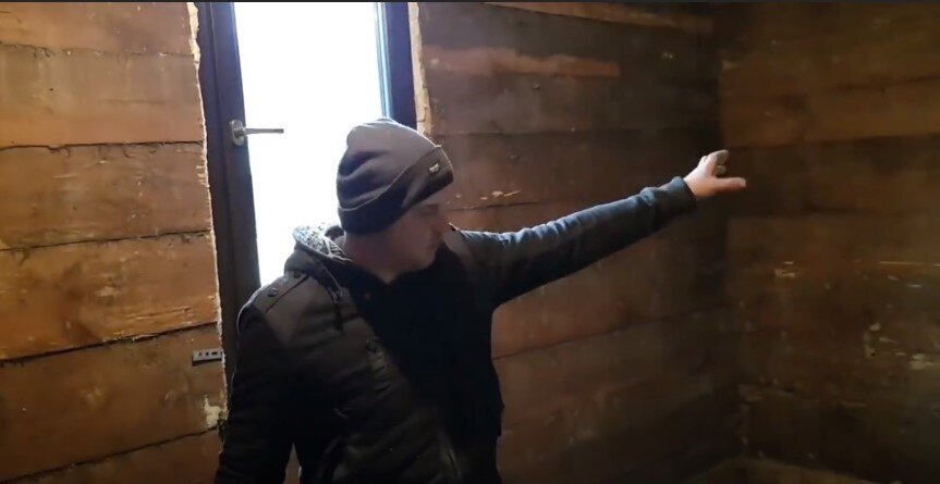 Стены кладовых пропитанных запахом сало и продуктов