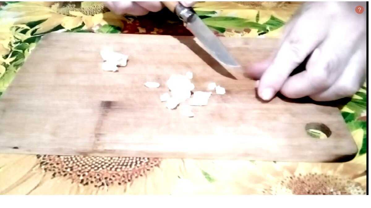 режем сало мелко