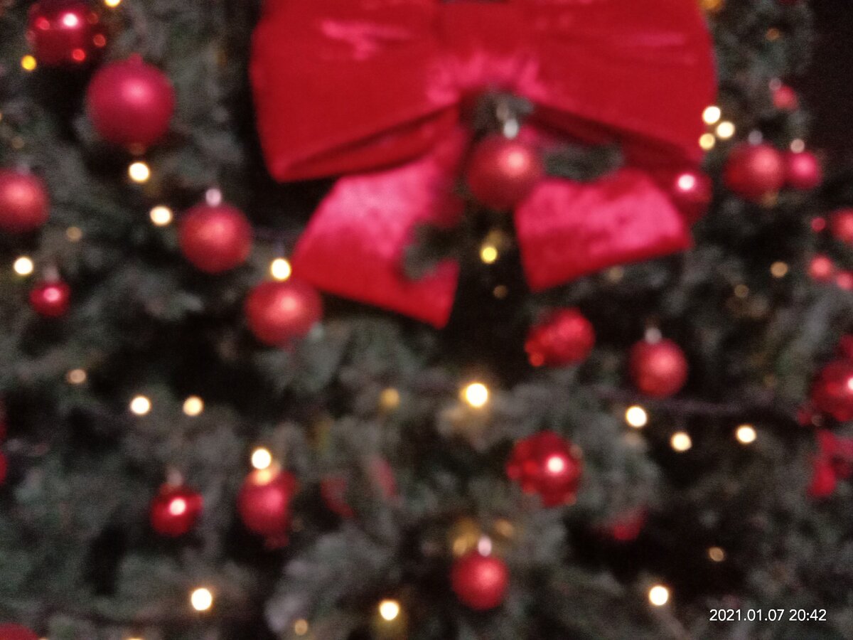 Не люблю елки конусом. Эту хотя  бы украсили не одними бантами. Фото автора