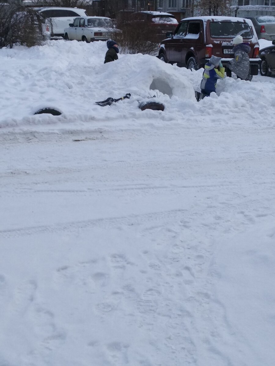 А тут малышня в сугробе пещеру выкопала.