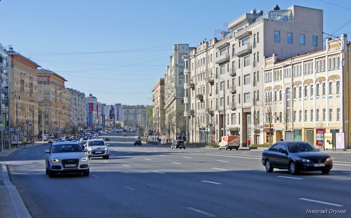 2. Улица Земляной Вал, являющаяся частью Садового кольца (вид в сторону Курского вокзала).