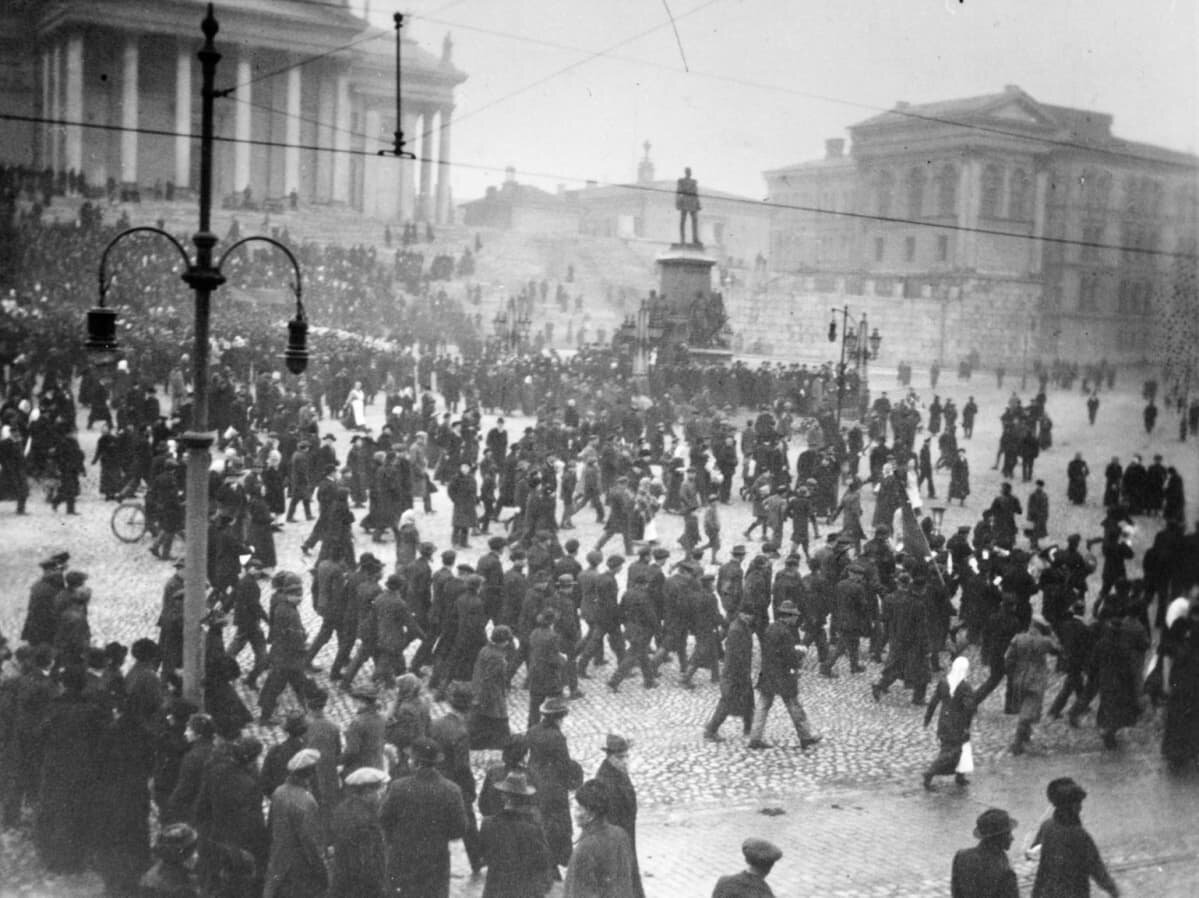 Февральский переворот 1917. Февральская революция 1917. Сенатская площадь 1917. Знаменская площадь Февральская революция. Гельсингфорс Сенатская площадь 1913.