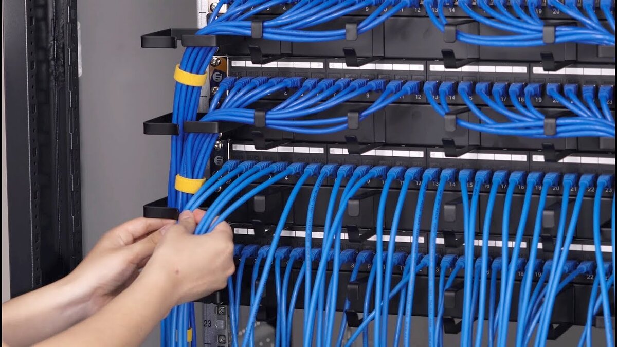 Network installation. Cable Manager 1u. Кабель менеджмент в стойке. Кабель электрический для серверного. Кабельный органайзер ЦОД.