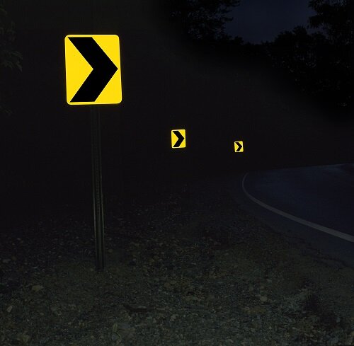 Знак дорожный светоотражающий. Дорожные знаки светоотражающие. Дорожные знаки светоотражающие в темноте. Знаки со световозвращающей пленкой. Световозвращающие пленки на дорожных знаках.