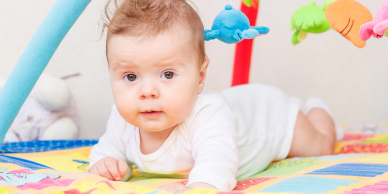 Развивающие коврики и игрушки станут отличным подарком новорожденному