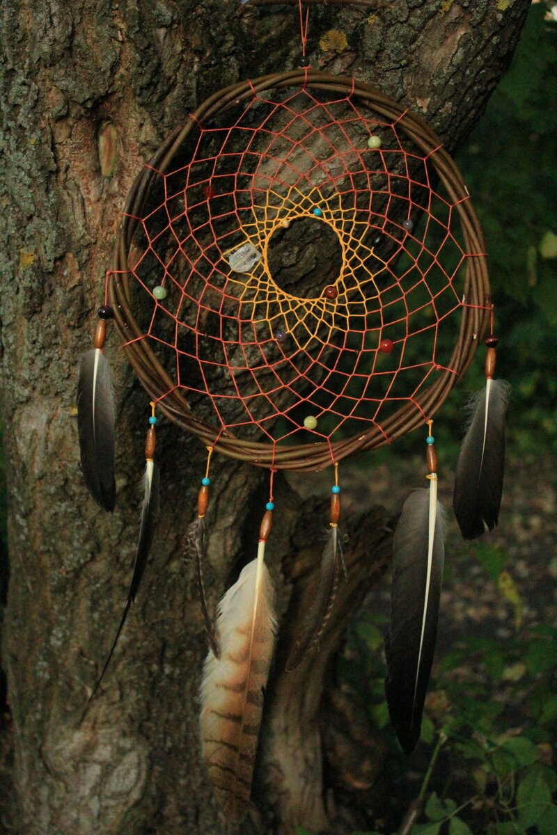 Ловец снов с натуральными камнями и перьями.
