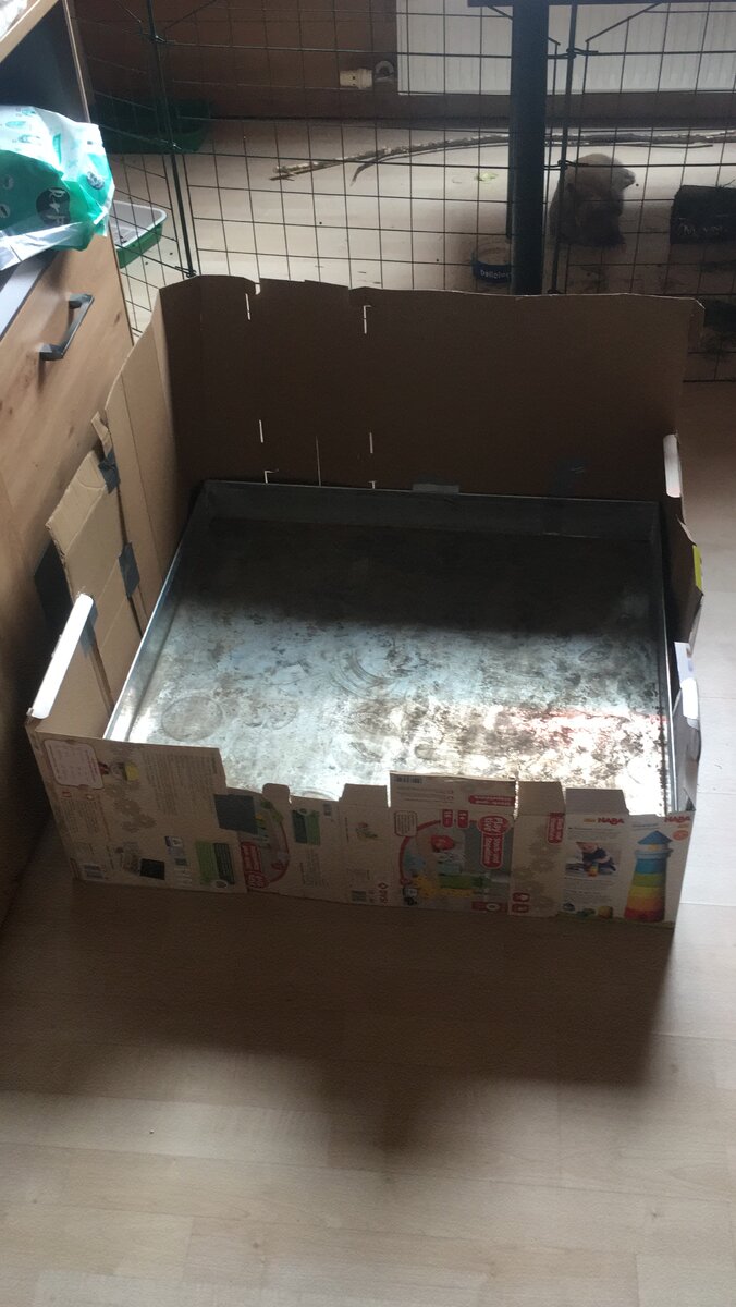 Поддон и картонные коробки по периметру на скотче.