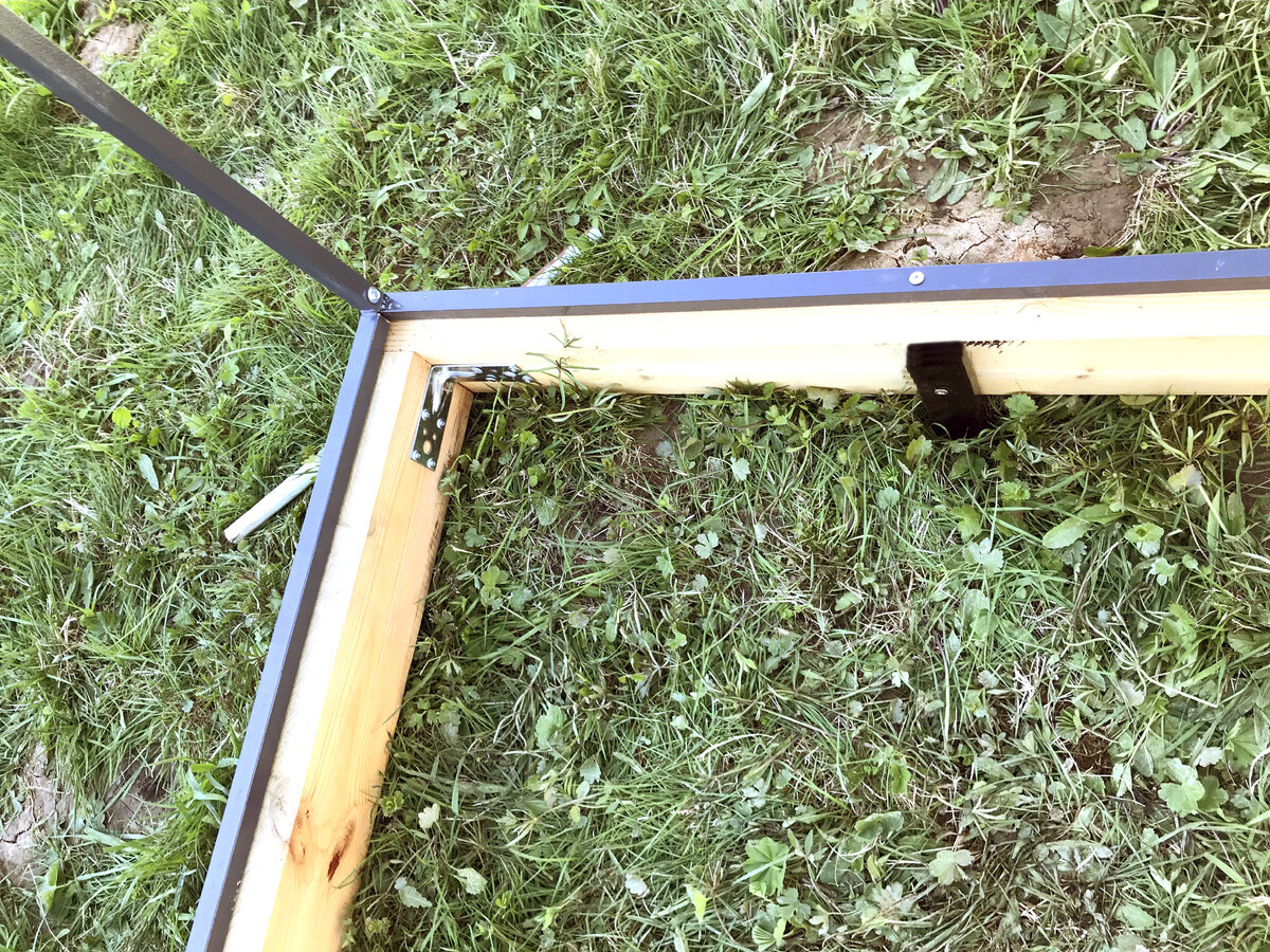 Фундамент теплицы на сваях