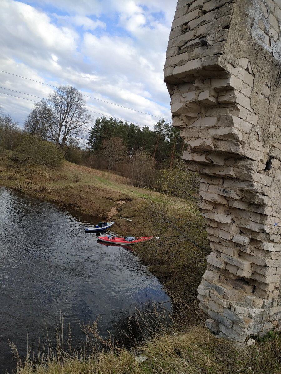 Парковка байдарок, сразу за плотиной.