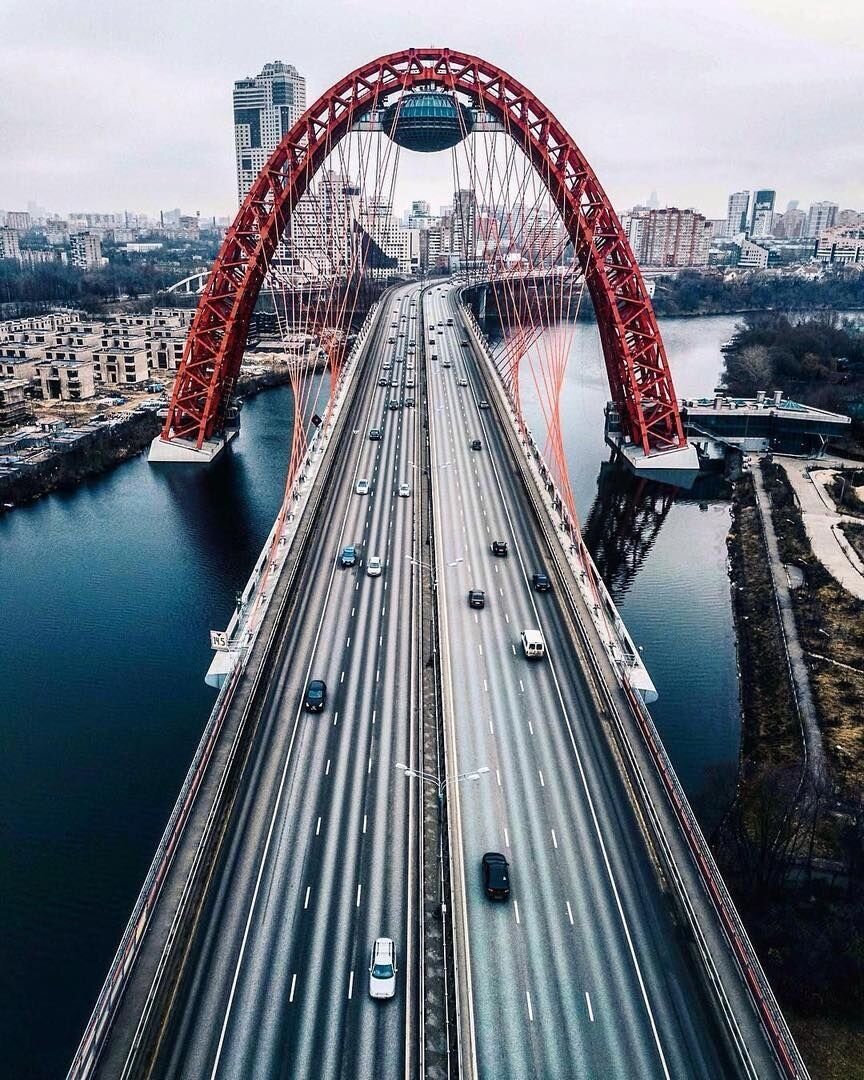 Живописный мост в Москве-матушке. Фото из открытых источников. 