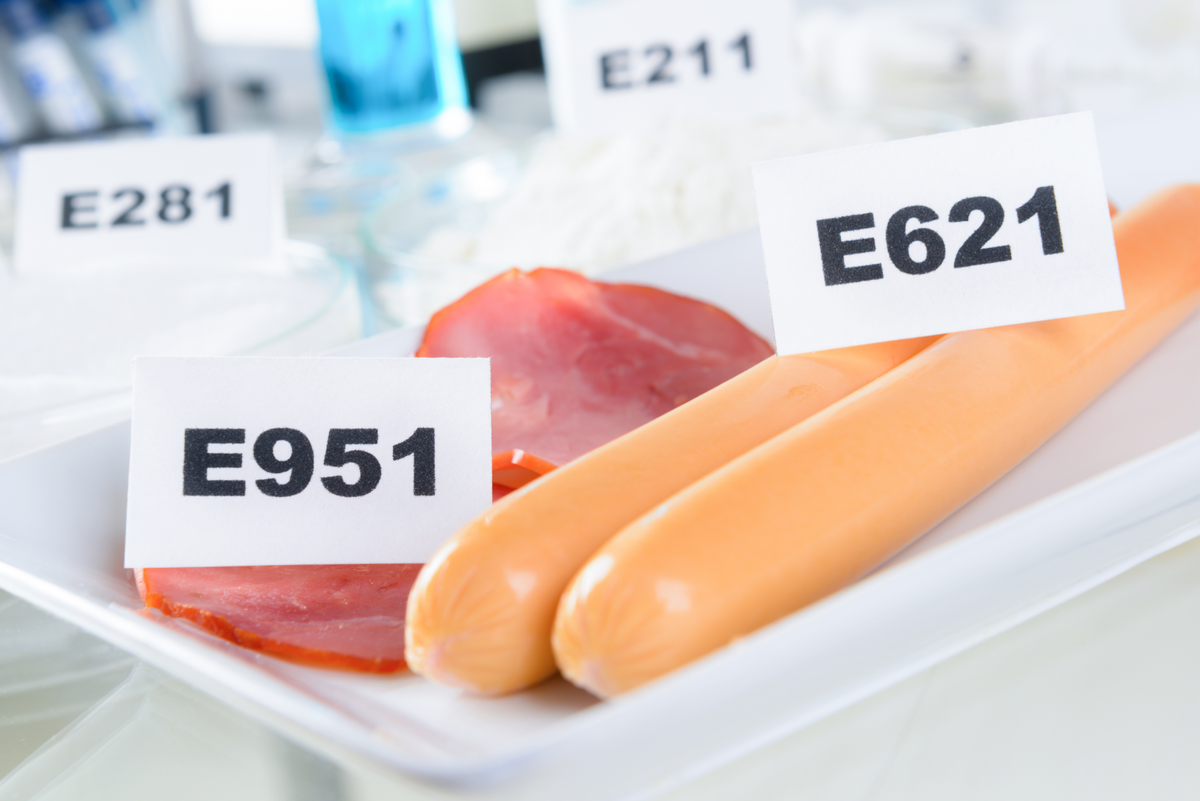 Продукты, содержащие добавленный глутамат натрия.