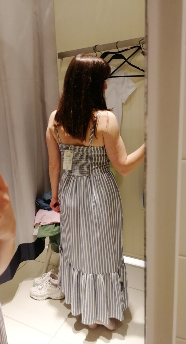 Сзади на спине резинка, замочков нет