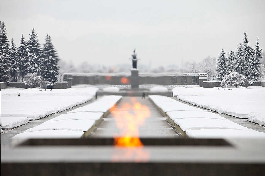 Главная аллея Пискарёвского кладбища зимой. 