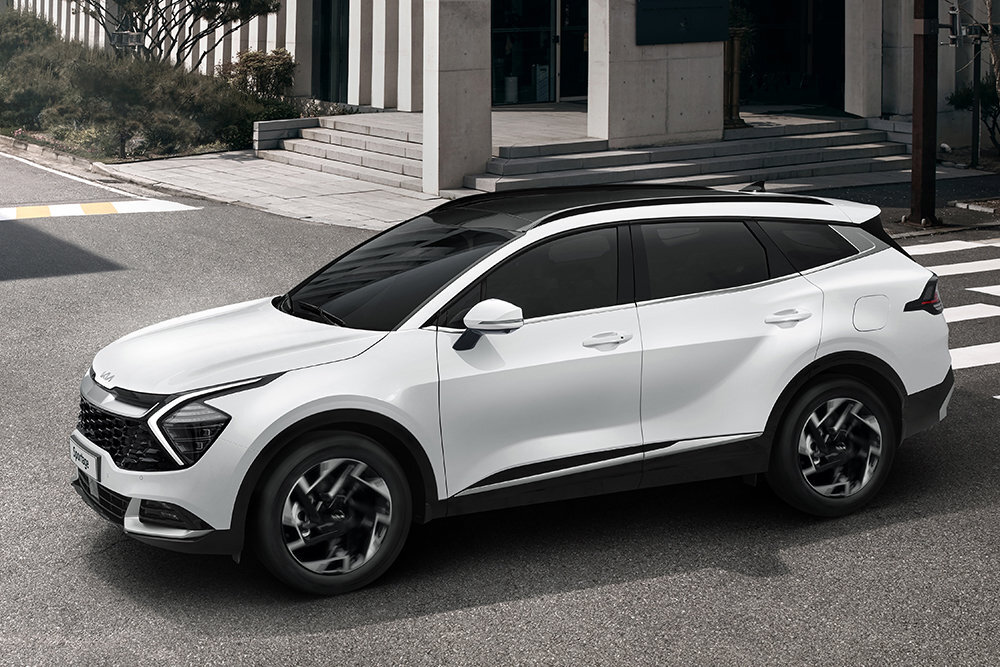 Паркетник получил бензиновый мотор 1.6 TGDI (180 л.с., 265 Н•м) и двухлитровый дизель (186 л.с., 417 Н•м). Первый работает в паре с семиступенчатым «роботом» или с шестиступенчатой «механикой», а второй — с восьмиступенчатым «автоматом». 