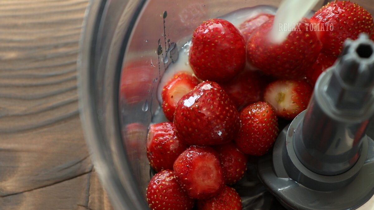 Добавляю к клубнике сок двух лимонов